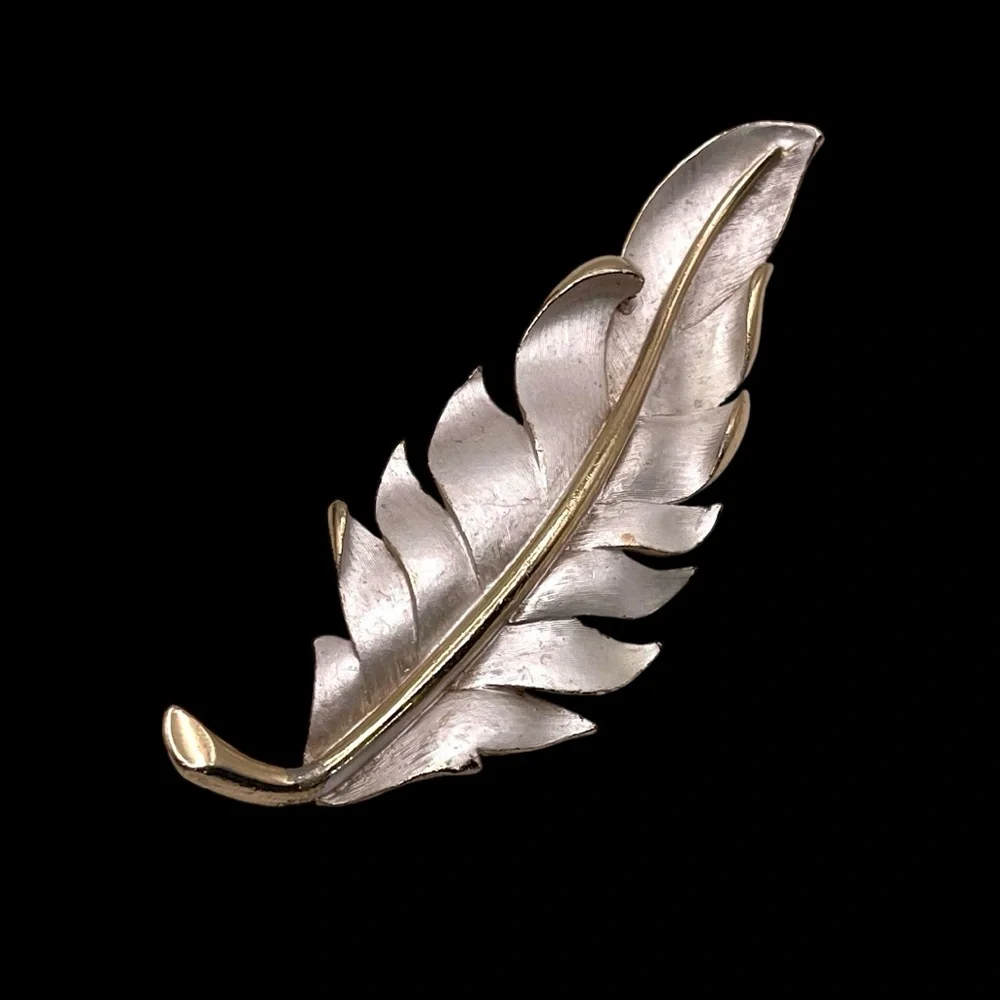 Fashionable Vintage Silver Tone Feather Leaf Statement Brooch Substantial Pc